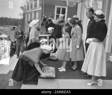 Ouverture des Etats généraux. Huis Ten Bosch Scheveningen Women. Par Famille Royale Date: 16 Septembre 1956 Mots Clés: Famille Royale, Ouvertures Nom De L'Institution: Huis Ten Bosch, États Généraux Banque D'Images