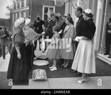 Ouverture des Etats généraux. Huis Ten Bosch Schev.Vr. Par Famille Royale Date : 16 Septembre 1956 Mots Clés : Famille Royale, Ouvertures Nom De L'Institution : Huis Ten Bosch, États Généraux Banque D'Images