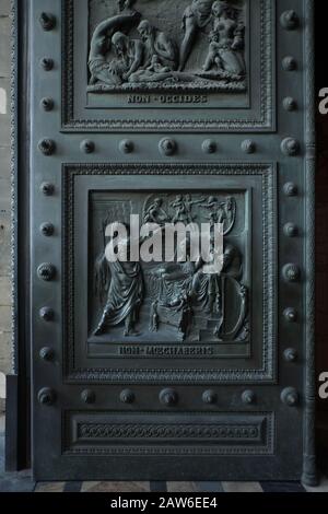 Détail des dix Commandements, portes de bronze de l'Église catholique romaine, l'Église de la Madeleine, Place de la Madeleine, Paris, France. Banque D'Images