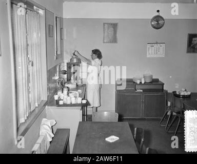 Bomb De La Société De Mission Par Sigfried Date: 13 Mars 1957 Mots Clés: Emploi, Personne De Travail Nom: Société Bom Nom De L'Institution: Sigfried Banque D'Images