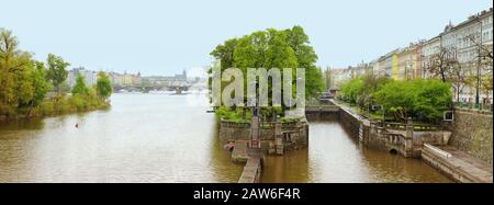 Panorama de la Vltava depuis l'écluse du canal de Smíchov, le quai de Janáček avec les îles Střelecký ostrov et Dětský ostrov, avec la plupart du pont Legií, Prague Banque D'Images