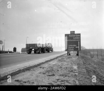 Nouvelle autoroute 4 A avec nouveaux panneaux directionnels pour Leimuiden Date : 4 février 1958 lieu : Leimuiden mots clés : signalisation, autoroutes Banque D'Images