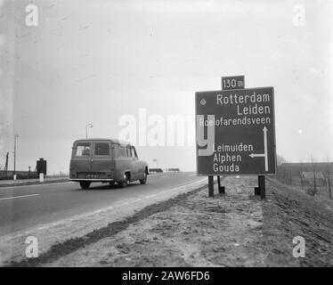 Nouvelle autoroute 4 A avec nouveaux panneaux directionnels pour Leimuiden Date : 4 février 1958 lieu : Leimuiden mots clés : signalisation, autoroutes Banque D'Images