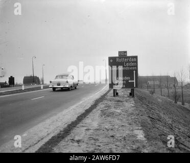 Nouvelle autoroute 4 A avec nouveaux panneaux directionnels pour Leimuiden Date : 4 février 1958 lieu : Leimuiden mots clés : signalisation, autoroutes Banque D'Images