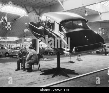 Structure de l'exposition automobile dans le RAI. Citroën DS19 Date : 11 février 1958 lieu : Amsterdam, Noord-Holland mots clés : car exhibitions Nom de l'établissement : RAI Banque D'Images