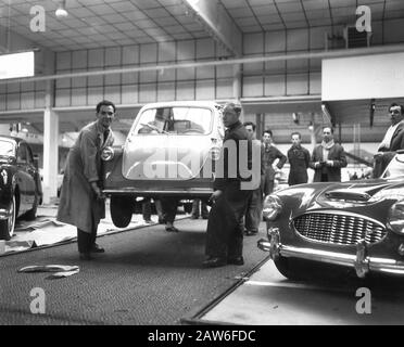 Structure de l'exposition automobile dans les stands RAI.Diverse Date : 11 février 1958 lieu : Amsterdam, Noord-Holland mots clés : exposition automobile Nom de l'établissement : RAI Banque D'Images