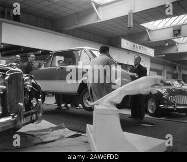 Structure de l'exposition automobile dans le RAI. Divers stands Date: 11 février 1958 lieu: Amsterdam, Noord-Holland mots clés: Auto expositions Nom de l'institution: RAI Banque D'Images