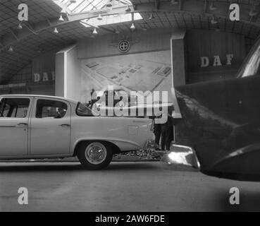 Structure de l'exposition automobile dans le RAI. Date: Le 11 Février 1958 Lieu: Amsterdam, Noord-Holland Mots Clés: Auto Expose Nom De L'Institution: Daf Banque D'Images