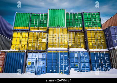 Le drapeau national du Gabon sur un grand nombre de conteneurs métalliques pour le stockage de marchandises empilés en rangées l'un sur l'autre. Conception du stockage de goo Banque D'Images