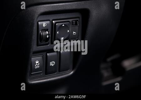 Le bouton du système de contrôle de stabilité, le réglage des rétroviseurs latéraux et le lave-phares sur le panneau noir de la voiture près du volant pour surmonter le déro Banque D'Images