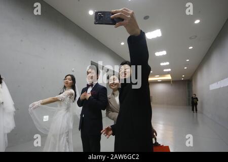 GAPYEONG, GYEONGGI, CORÉE DU SUD. 7 février 2020. Fév 07, 2020-Gapyeong, Corée du Sud-Des Milliers de couples participent à un mariage de masse de la Fédération de la famille pour la paix et l'unification mondiales, communément appelée l'Eglise de l'unification, au Centre mondial de la paix de Cheongshim à Gapyeong-Gun, Corée du Sud. Crédit: Ryu Seung-Il/Zuma Wire/Alay Live News Banque D'Images