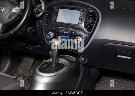 Novosibirsk, Russie - 02.05.2020: L'intérieur de la voiture Nissan Juke avec vue sur la planche de bord, le volant, les sièges avant après nettoyage avant Banque D'Images