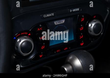 Novosibirsk, Russie - 02.05.2020: L'intérieur de la voiture Nissan Juke avec vue sur le tableau de bord, climatisation après nettoyage avant la vente sur le parc Banque D'Images