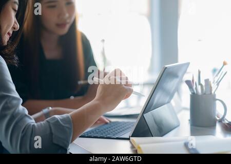 Les jeunes hommes d'affaires de démarrage d'équipe réunion de réflexion pour discuter du nouveau projet d'investissement. Banque D'Images