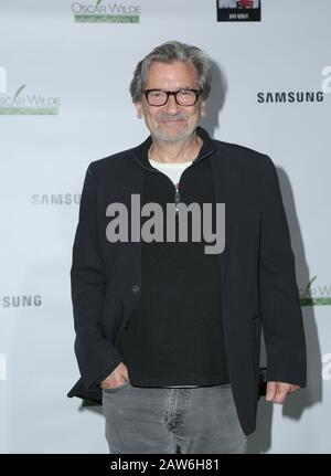 Griffin Dunne marchant le tapis rouge lors du Oscar Wilde Awards 2020 tenu à Bad robot le 6 février 2020 à Santa Monica, Californie Etats-Unis (photo de Parisa Afsahi/Sipa USA) Banque D'Images