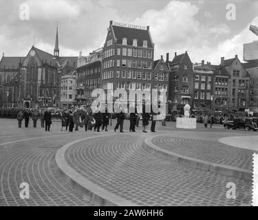 Jour commémoratif 1959 la reine Juliana et le prince Bernhard latent une couronne au Monument National sur la place du Dam pour commémorer les morts de la seconde Guerre mondiale Date: 4 mai 1959 mots clés: Morts commémorations, reines, couronnes Banque D'Images