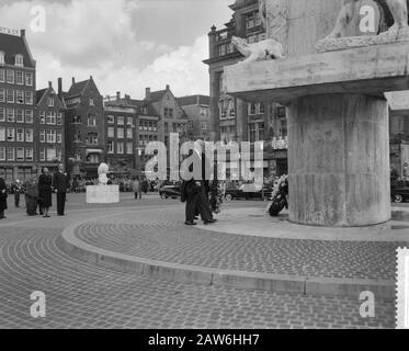 Jour commémoratif 1959 la Reine Juliana et le Prince Bernhard latent une couronne au Monument National sur la place du Dam pour commémorer les morts de la seconde Guerre mondiale Date: 4 mai 1959 lieu: Amsterdam, Noord -Holland mots clés: Morts monuments, couronnes Banque D'Images