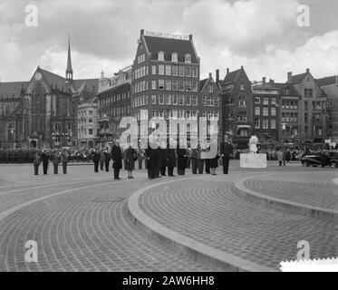 Jour commémoratif 1959 la Reine Juliana et le Prince Bernhard pondent une couronne au Monument National sur la place du Dam pour commémorer les morts de la seconde Guerre mondiale Date: 4 mai 1959 lieu: Amsterdam, Noord -Holland mots clés: Tuer commémorations, reines, couronnes, princes Banque D'Images