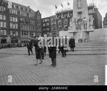 Jour commémoratif 1959 la Reine Juliana et le Prince Bernhard latent une couronne au Monument National sur la place du Dam pour commémorer les morts de la seconde Guerre mondiale Date: 4 mai 1959 lieu: Amsterdam, Noord -Holland mots clés: Morts monuments, couronnes Banque D'Images