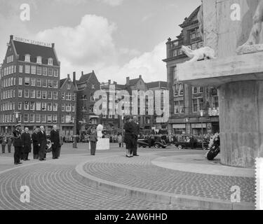 Jour commémoratif 1959 la Reine Juliana et le Prince Bernhard latent une couronne au Monument National sur la place du Dam pour commémorer les morts de la seconde Guerre mondiale Date: 4 mai 1959 lieu: Amsterdam, Noord -Holland mots clés: Morts monuments, couronnes Banque D'Images