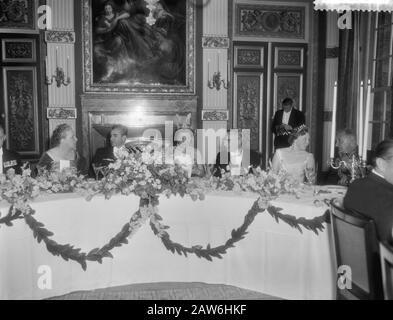 Visite d'État de Mohammad Reza Pahlavi, le Shah de Perse aux Pays-Bas Dîner du gouvernement offert dans la Trêveszaal par le Conseil des ministres; v.l.n.n. Mme de Quay, le Shah de Perse, la reine Juliana, le premier juge J.E. Quay et Princess Beatrix Date: 21 mai 1959 lieu: La Haye, South Holland mots clés: Dîners, empereurs, reines, premiers ministres, princesses Nom De La Personne: Beatrix (princesse Pays-Bas), Juliana (reine Pays-Bas), Mohammed Reza Pahlavi (Shah Iran), Quay, JE the, Quay-van der Lande, M.H.W. Banque D'Images