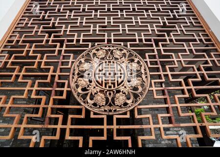 Shenzhen, Chine, Avril 2019. L'art sculptant sur les fenêtres de Gankeng Hakka ville. La ville de Gankeng Hakka crée le tourisme culturel, les loisirs pastoraux, ecolog Banque D'Images