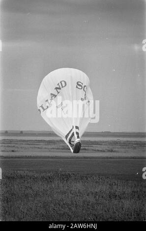 Ballon d'atterrissage Dutch Viking après un vol réussi à travers l'Atlantique à polder à Almere Date: 2 septembre 1986 lieu: Almere, Flevoland mots clés: Atterrissage, ballons, polders Nom De La Personne: Dutch Viking Banque D'Images