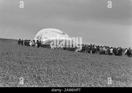 Ballon Dutch Viking Landing après un vol réussi au-dessus de l'Atlantique à polder à Almere; le ballon atterri dans le champ de maïs Date: 2 septembre 1986 lieu: Almere, Flevoland mots clés: Atterrissage, ballons, polders Nom De La Personne: Dutch Viking Banque D'Images