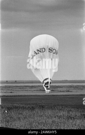 Néerlandais Viking Landing ballon après un vol réussi au-dessus de l'Atlantique dans polder à Almere; ballon d'atterrissage Date: 2 septembre 1986 lieu: Almere, Flevoland mots clés: Atterrissage, ballons, polders Personne Nom: Dutch Viking Banque D'Images