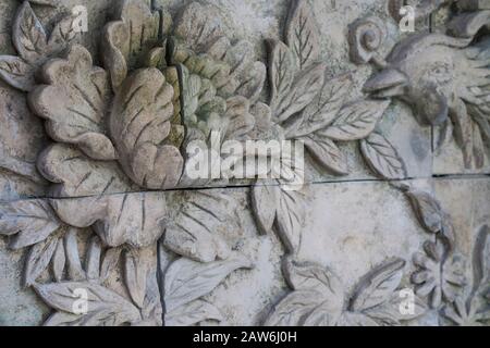 Shenzhen, Chine, Avril 2019. La pivoine et phoenix sculptant sur le mur de Gankeng Hakka ville. La ville de Gankeng Hakka crée un tourisme culturel, pastoral Banque D'Images