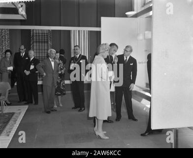 Le prince Bertil de Suède ouvre une exposition de design suédois au musée Stedelijk d'Amsterdam, la reine Juliana et le prince Bertil lors de leur visite de l'exposition; au milieu, avec noeud papillon, directeur du musée esquire W. Sandberg et, avec sa chaîne de bureaux, Van Hall Mayor d'Amsterdam. Date : 5 octobre 1959 lieu : Amsterdam, Noord-Holland mots clés : maires, reines, musées, princes, expositions Nom De La Personne : Bertil (prince Suède), Hall, G., Juliana (Queen Pays-Bas), Sandberg, Willem Banque D'Images