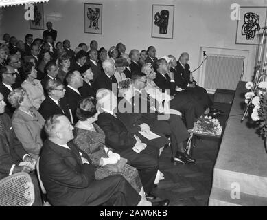 Le Prince Bertil de Suède ouvre une exposition de design suédois au Musée Stedelijk d'Amsterdam Sur la première rangée du maire Van Hall, Reine Juliana et Prince Bertil Date : 5 octobre 1959 lieu : Amsterdam, Noord-Holland mots clés : maires, reines, musées, princes, expositions Nom De La Personne : Bertil (prince Suède), Hall, G., Juliana (Reine Pays-Bas) Banque D'Images