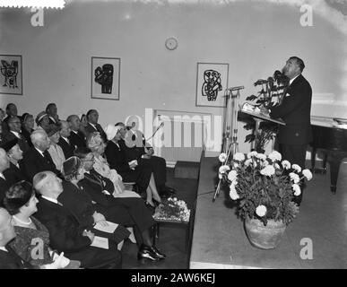 Prince Bertil de Suède ouvre une exposition de design suédois au Musée Stedelijk d'Amsterdam Sur la première rangée maire Van Hall, Reine Juliana et Prince Bertil Date : 5 octobre 1959 lieu : Amsterdam, Noord-Holland mots clés : maires, reines, musées, princes, expositions, discours Personne Nom : Bertil (prince Suède), Hall, G., Juliana (Reine Pays-Bas) Banque D'Images