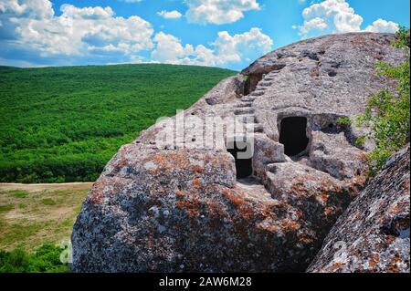 Vue imprenable sur l'ancienne ville grotte Eski-Kermen située sur la péninsule de Crimée Banque D'Images