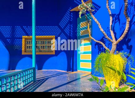 Le magnifique Jardin Majorelle est un jardin botanique, le jardin tropical et l'artiste jardin paysage à Marrakech, Maroc. Banque D'Images