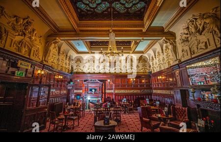 L'intérieur du pub Philharmonic Dining Rooms à Hope Street, Liverpool, avant de devenir un bâtiment classé de première classe. Banque D'Images