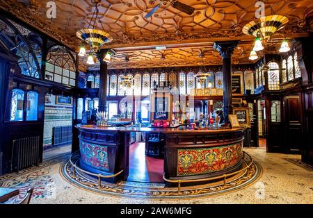 L'intérieur du pub Philharmonic Dining Rooms à Hope Street, Liverpool, avant de devenir un bâtiment classé de première classe. Banque D'Images