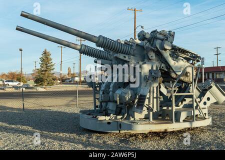 Un pistolet anti-avion double sur l'écran Banque D'Images