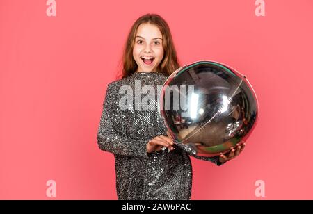 Brillance brillante comme le diamant. Décoration argentée. Brillant métallique. Fille anniversaire. Un enfant heureux fêtera son anniversaire. Un petit enfant tient un ballon pneumatique. Célébration anniversaire. Espace copie fête anniversaire. Banque D'Images