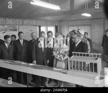 La reine Juliana visite les œuvres du Delta à Katseveer, sa Majesté regarde la macquette Date: 18 mai 1960 lieu: Goes, Zeeland mots clés: Queen, models Nom De La Personne: Juliana (Reine Pays-Bas ) Banque D'Images