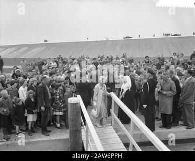 La reine Juliana visite les œuvres Delta à Katseveer, la reine Juliana monte à bord Date: 18 mai 1960 mots clés: Queens Nom De La Personne: Juliana (Reine Pays-Bas) Banque D'Images