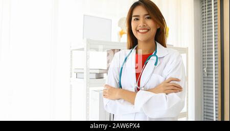 Souriant médecin heureux au bureau Banque D'Images