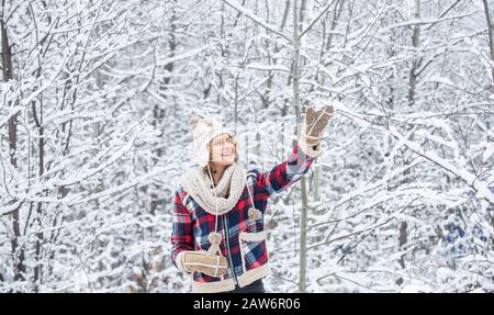 wow. beau temps. plein d'énergie. vacances et vacances d'hiver. le meilleur endroit pour se sentir libre. les femmes apprécient le paysage d'hiver. les filles se détendent dans une forêt enneigée. style décontracté féminin. ma saison préférée. Banque D'Images