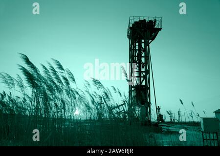 Unité de pompage de type tour le soir Banque D'Images