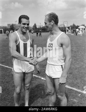 Championnat national de décathlon à Vlaardingen, Eef Kamerbeek est félicité par J. Doorenbosch Date: 7 août 1960 lieu: Vlaardingen, South Holland mots clés: Championnats, DIX CAMPS Nom De La Personne: Par J. Bosch, Kamerbeek, Eef Banque D'Images