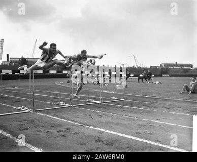 Championnat national de décathlon à Vlaardingen, Eef Kamerbeek son rival le plus proche H. Timme à 110 mètres haies Date: 7 août 1960 lieu: Vlaardingen, South Holland mots clés: Championnats, DIX CAMPS Nom De La Personne: Kamerbeek, Eef, H. Timme Banque D'Images