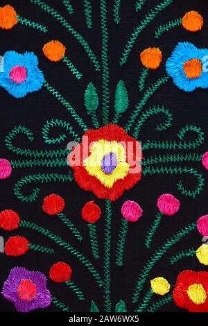 Tissus colorés de style décoratif traditionnel mexicain avec décoration à motifs floraux Banque D'Images