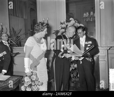 Concert De Gala Chapelle Militaire Royale À Kurzaal Hague Reine Juliana, Maire Van Kolfschoten Et Roi Bhumibol Date: 25 Octobre 1960 Lieu: La Haye, Hollande-Méridionale Mots Clés: Maires Queens Nom De La Personne: Bhumibol, Roi De Thaïlande, Juliana (Reine Pays-Bas) Nom De L'Institution: Royal Military Band, Kurhaus Banque D'Images