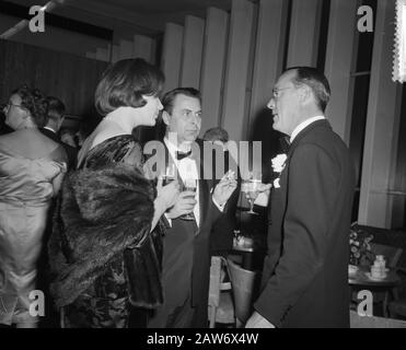 Premiere des Camarades de cinéma cessez votre roar sauvage. Prince Bernhard en conversation avec le directeur Fons Rademakers Date: 26 octobre 1960 mots clés: Cinéma, maison royale, premiers ministres, princes Nom De La Personne: Bernhard (prince Pays-Bas), Rademakers, Fons Banque D'Images