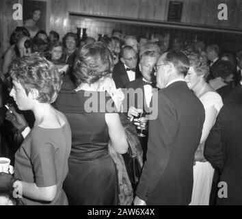 Premiere des Camarades de cinéma cessez votre roar sauvage. Prince Bernhard en conversation avec le casting Date : 26 octobre 1960 mots clés : films, maison royale, premiers ministres, princes Nom De La Personne : Bernhard, prince Banque D'Images